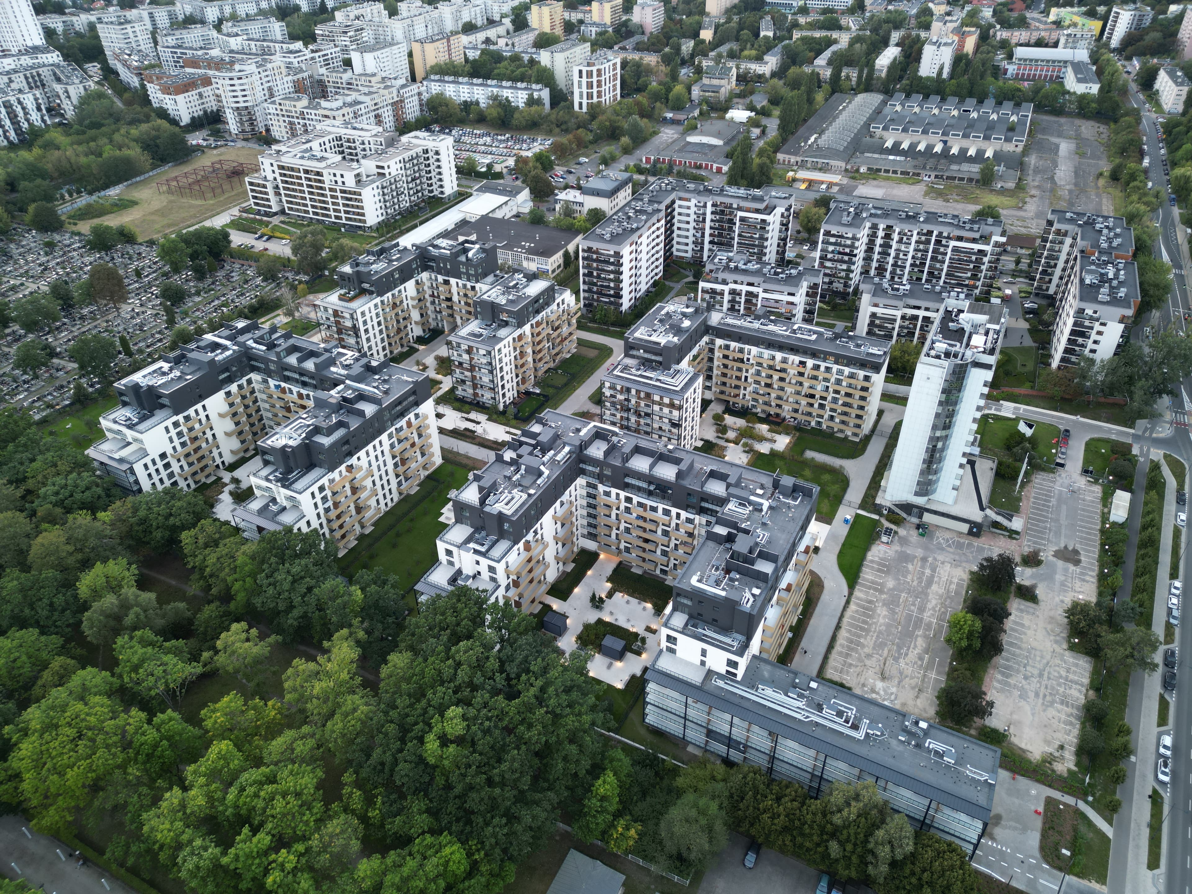 Aerial panorama of City Flow on ul. Redutowa, with Park Powstańców Warszawy beside the estate.