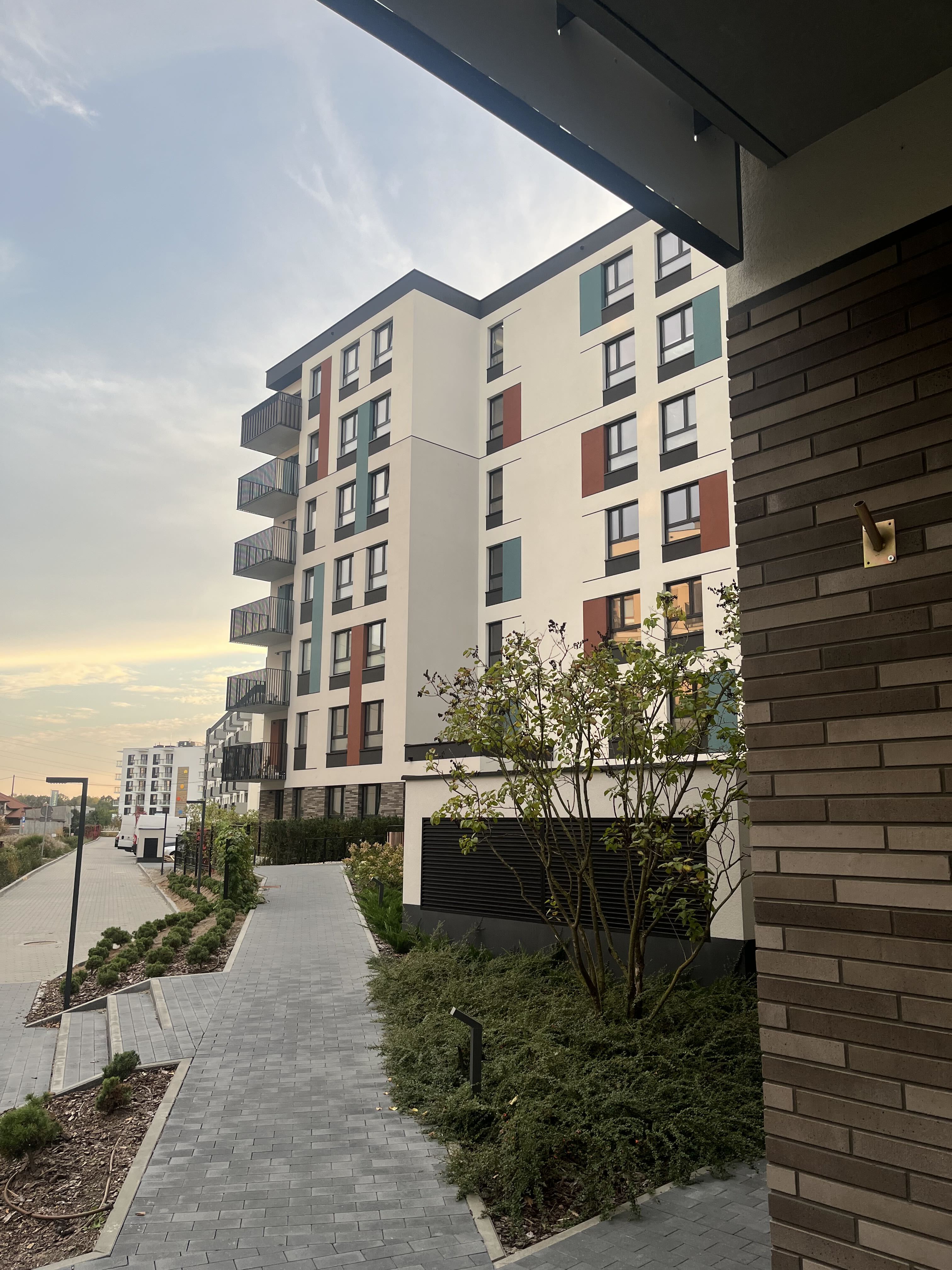 Bemosphere façade with coloured recessed window panels